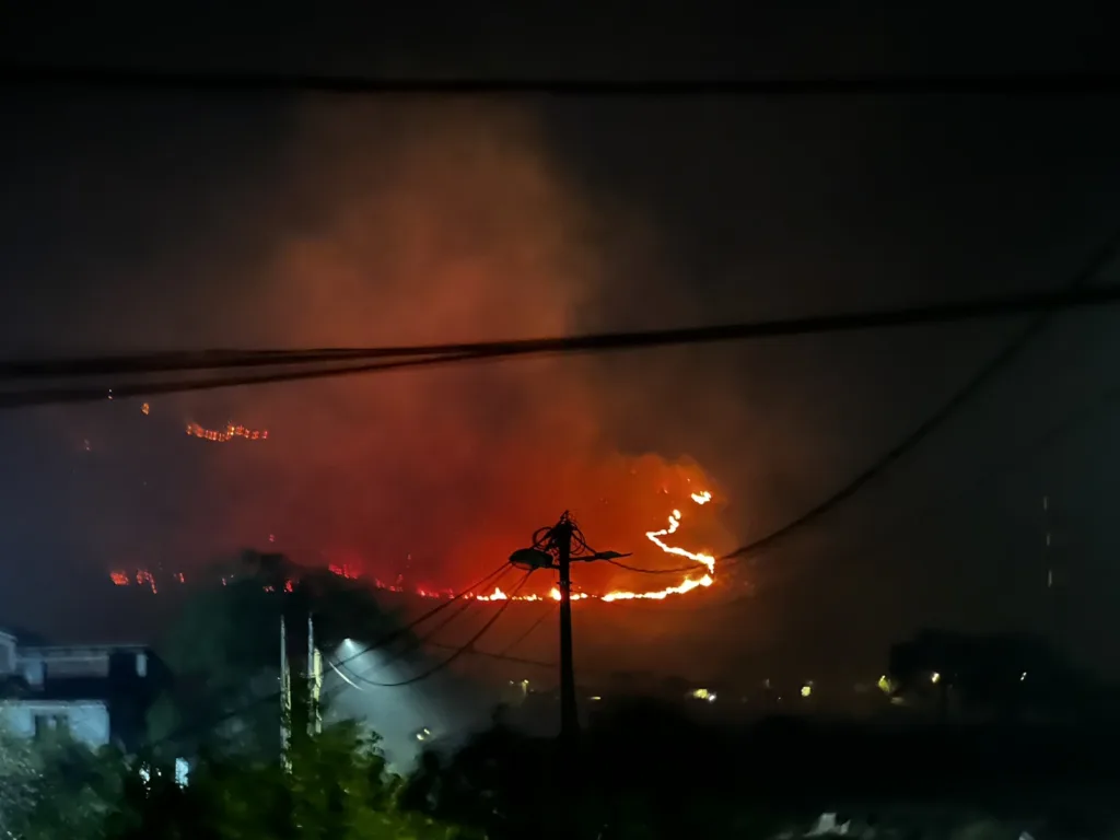 (VIDEO) Podgorica u vatrenom obruču: Požar većih razmjera prijeti kućama u Drezgi, vatra se spustila do Smokovca