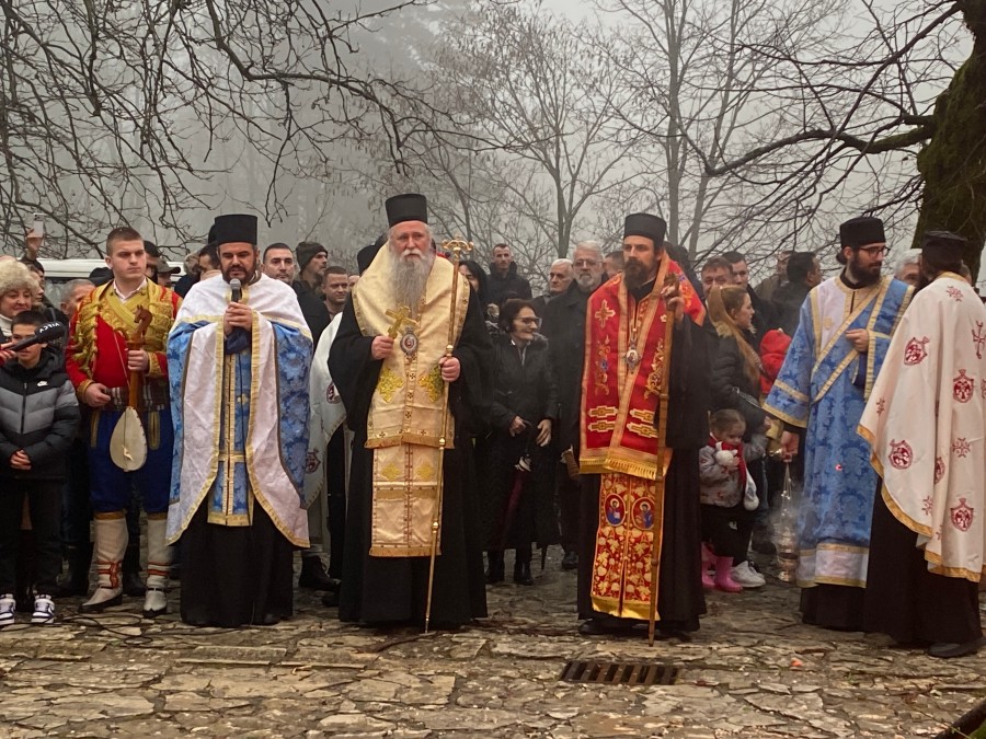 Naloženi badnjaci ispred Cetinjskog manastira
