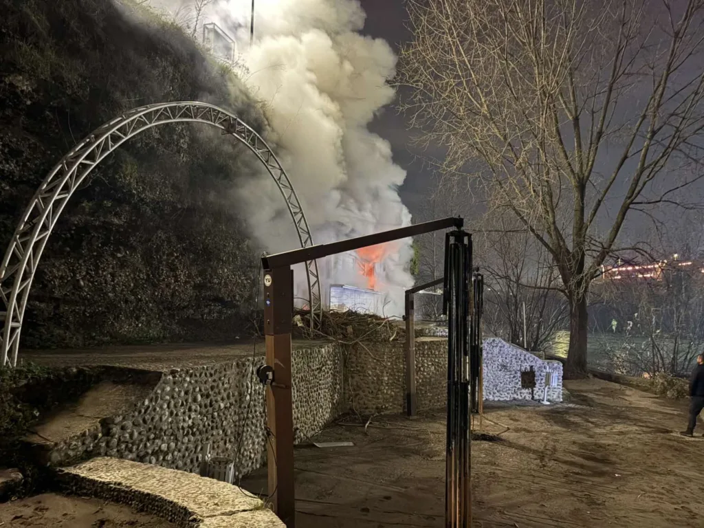 (FOTO/VIDEO) Ugašen požar na Sastavcima, izgorio objekat