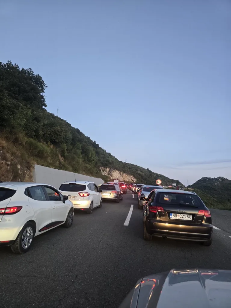 Sezona u jeku: Velike gužve na putu između Buljarice i Sutomora