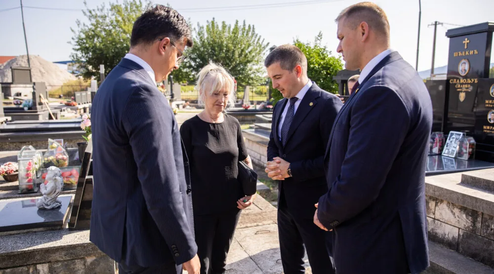 Čelnici bezbjednosnog sektora odali počast ubijenom inspektoru, Bečić najavio ustanovljenje nagrade “Slavoljub Šćekić”