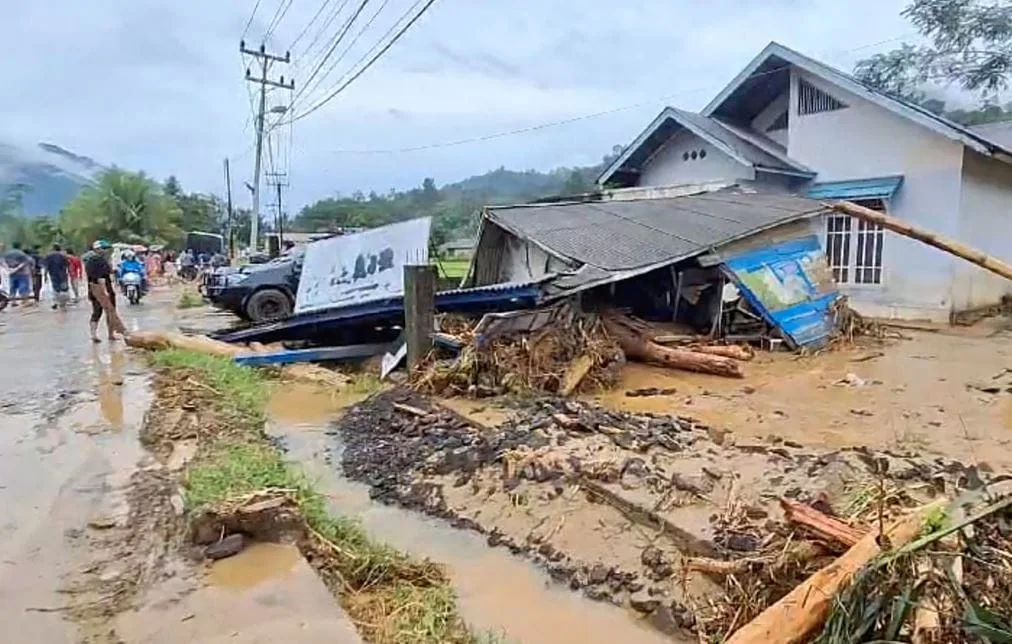 U poplavama u Indoneziji poginulo osam osoba, više od 2.000 raseljenih
