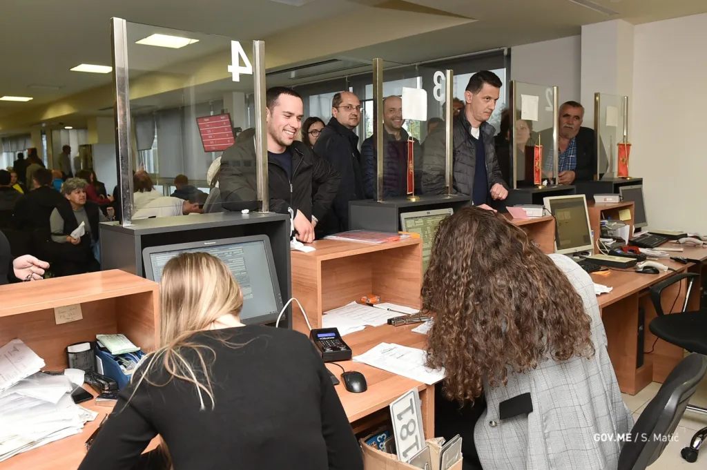 Ko želi da verifikuje novu ličnu kartu u sistemu zdravstva moraće da stoji u redu: Poslije MUP-a, građane čeka i šalter u Fondu