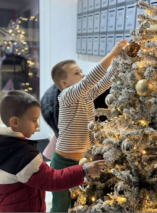 Novogodišnja čarolija za najmlađe stanare zgrade na Zabjelu