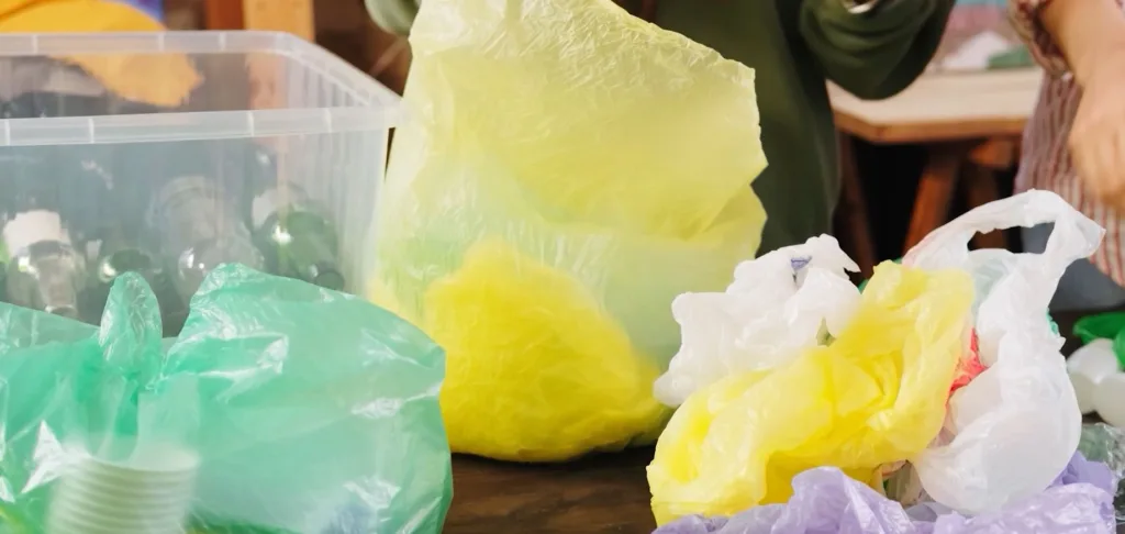 (VIDEO) Do 70 odsto manje kesa na otpadu, građani smatraju da plastike i dalje ima na svakom koraku