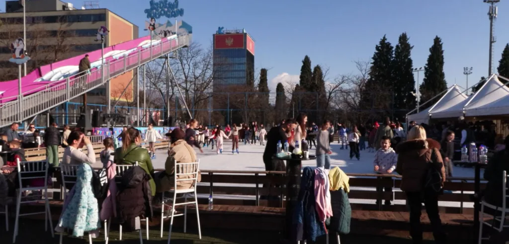 (VIDEO) Pogledajte kako djeca uživaju na podgoričkom klizalištu