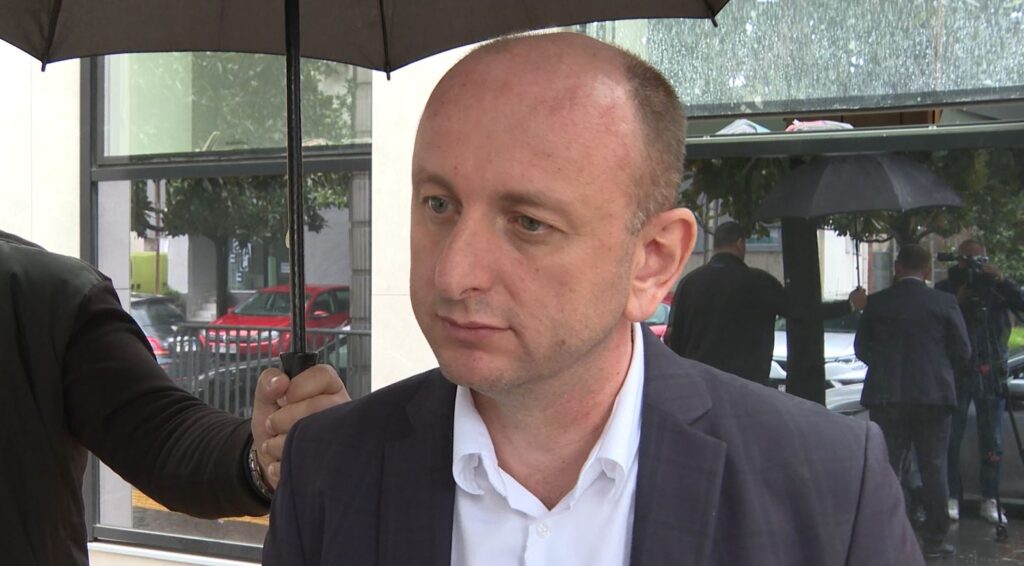 Knežević: Umjesto da se država bori sa škaljarcima i kavčanima, najveći problem napravljen zbog šatora