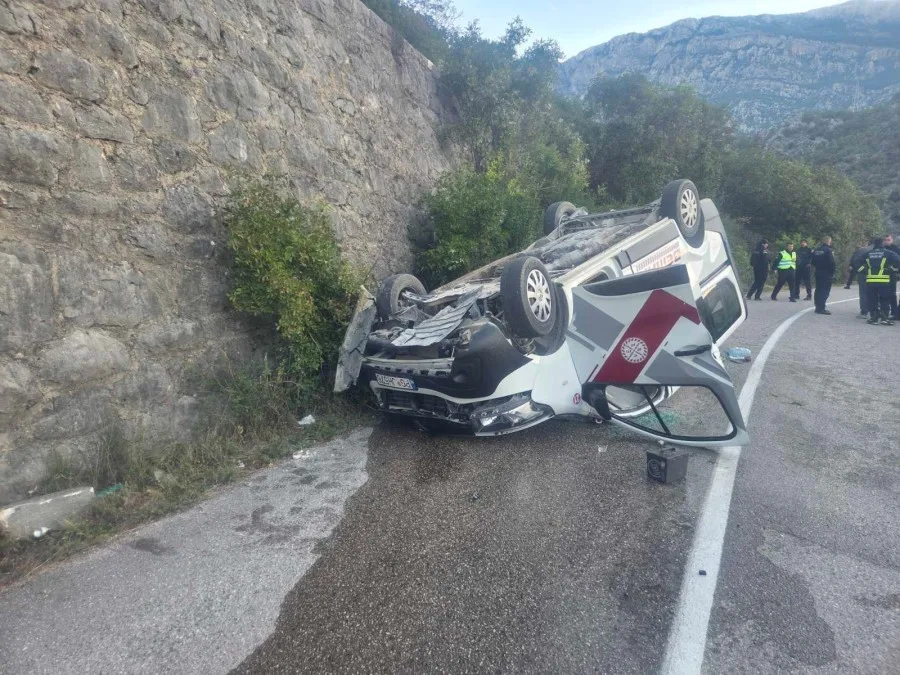 Bogetići: Prevrnuo se kombi sa radnicima, jedna osoba poginula