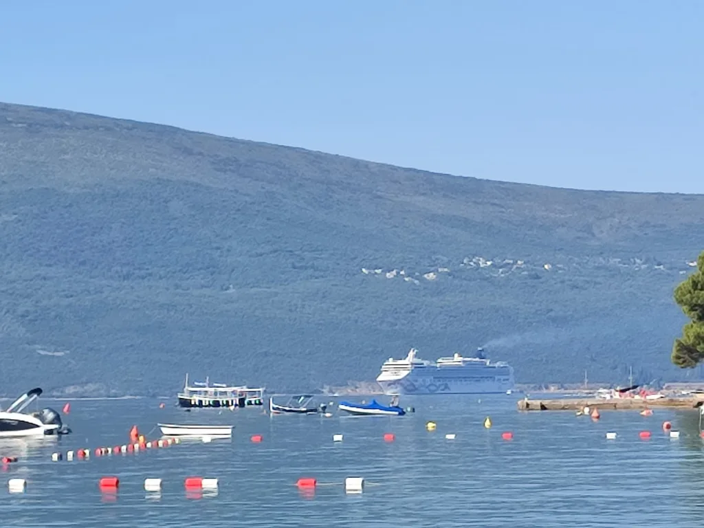 U Kotoru danas tri broda