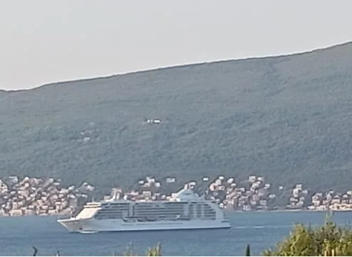 Norwegian sky u Kotoru