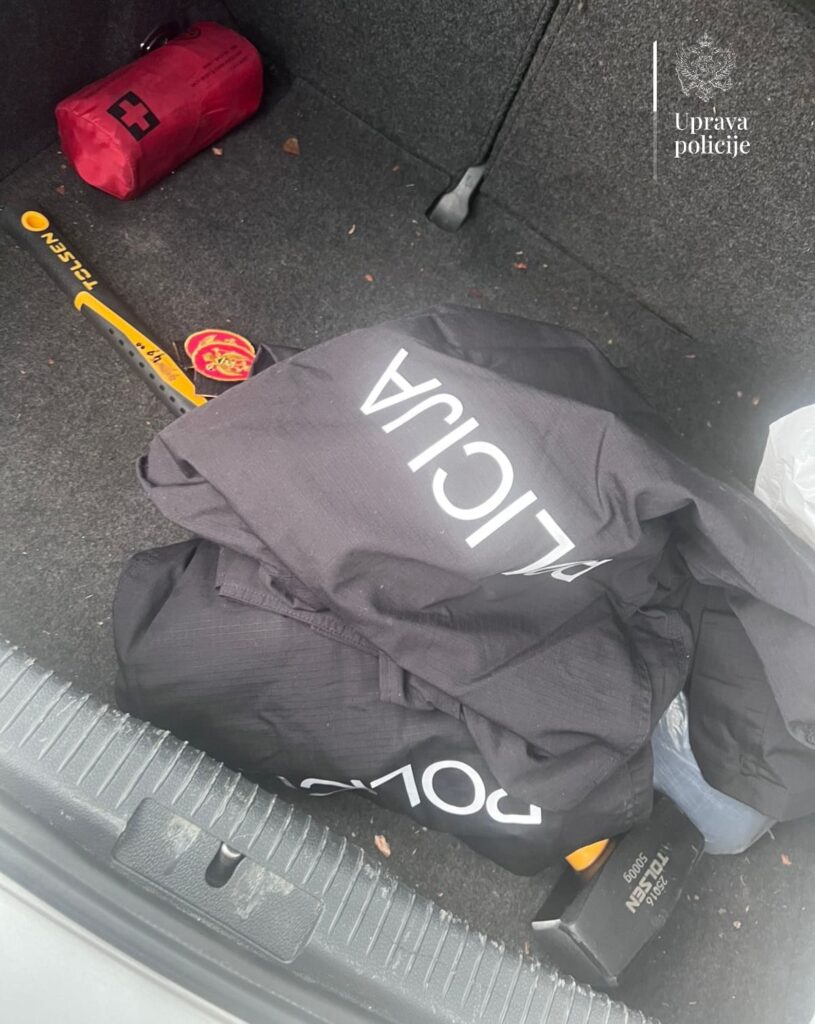 Akcija policije protiv OKG i OIL: Pronađene lažne policijske uniforme, telefon sa kripto zaštitom i oduzeta tri vozila