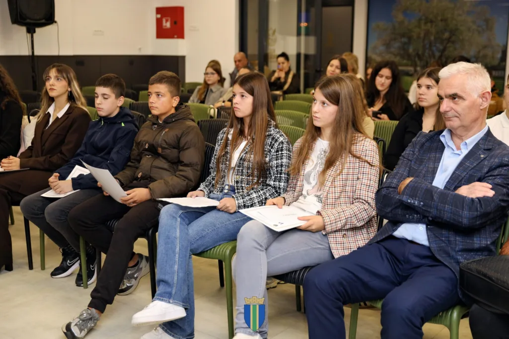 Opština Bar: Nagrađeni učesnici literarnog konkursa “Život bez filtera” i inspirativne priče mladih autora o digitalnoj zavisnosti