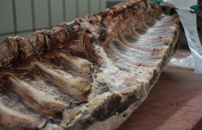 Inspekcija naredila povlačenje njeguških rebara, pronađeni crvi u mesu