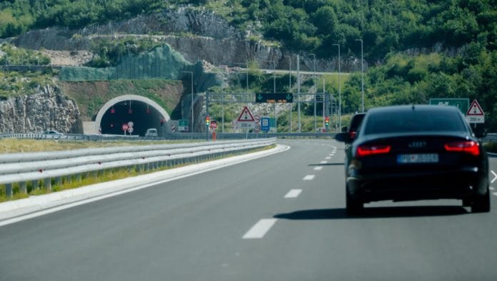 Obustave saobraćaja na više dionica