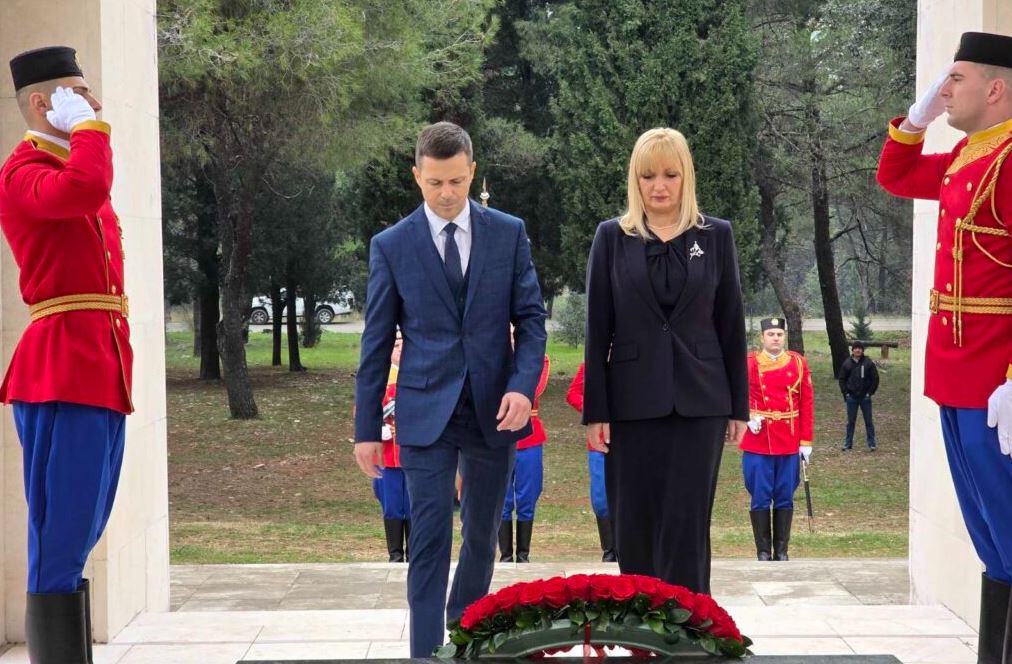 Povodom Dana oslobođenja Podgorice položen vijenac na spomenik Partizanu borcu na Gorici: “Dan kada je rečeno ‘ne’ fašizmu”