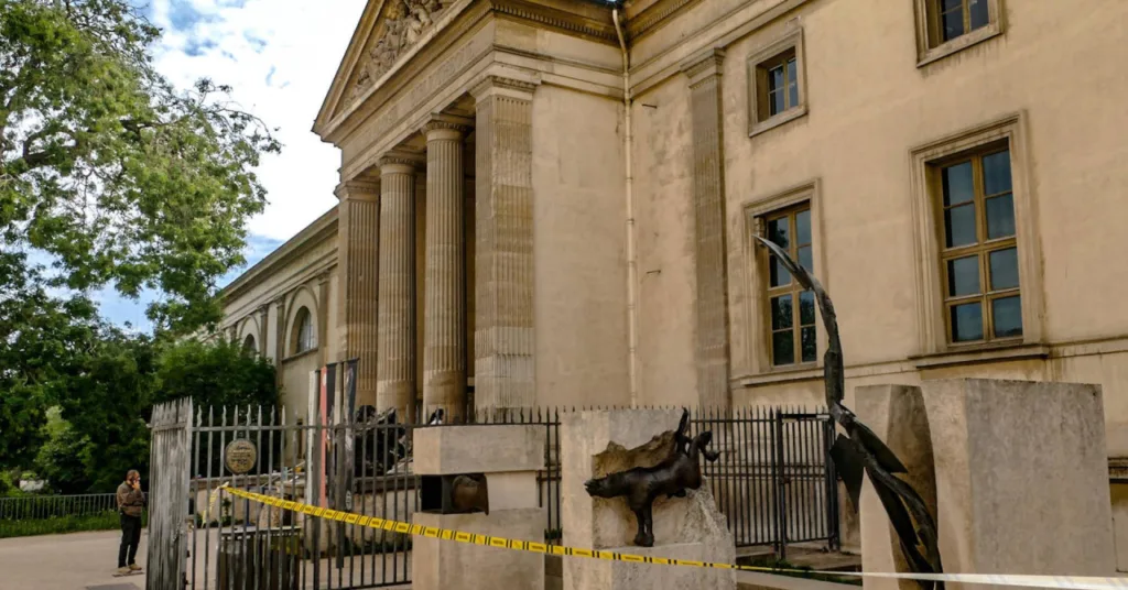 Uhapšena žena za spektakularnu krađu u Prirodnjačkom muzeju u Parizu