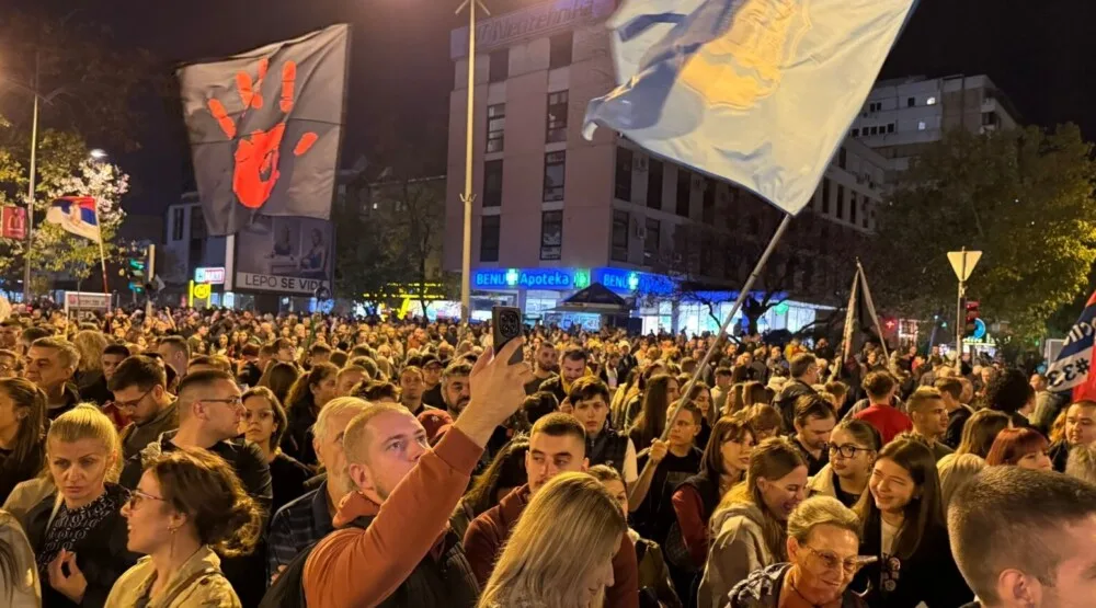 Hiljade ljudi u Novom Sadu čeka studente koji pješače