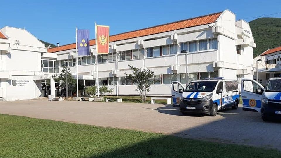 Zbog ispisivanja grafita na potpornom zidu na Brajićima prekršajno će odgovarati četiri osobe