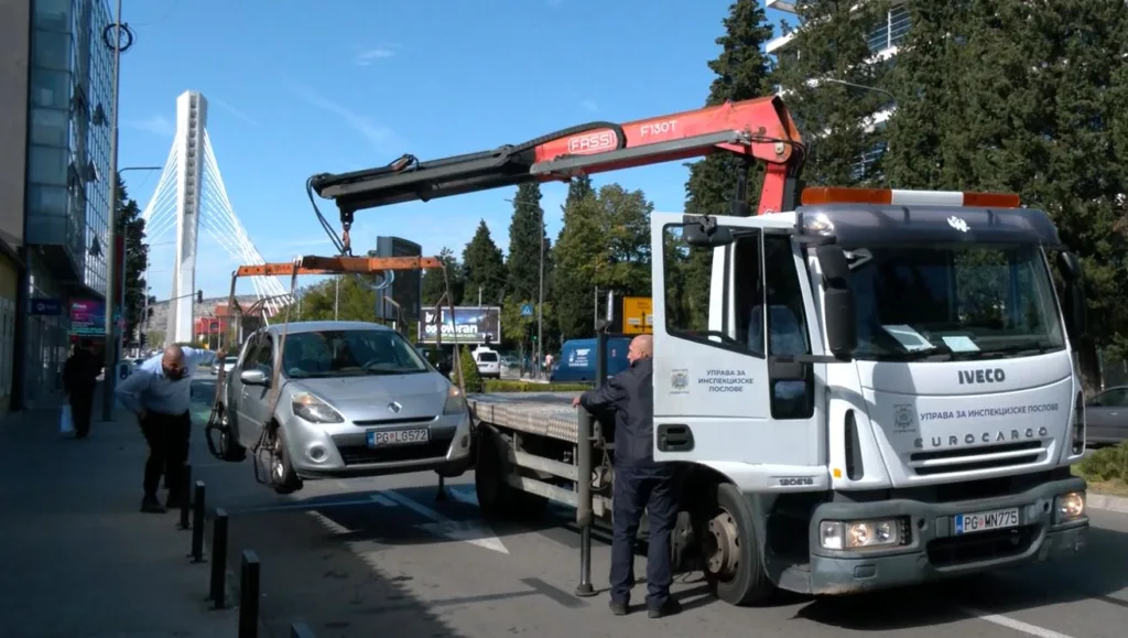 Stubići na Bulevaru Ivana Crnojevića nijesu dali rezultate: Vozačima desna traka i dalje služi kao parking