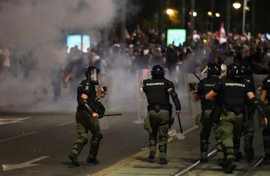 Uhapšeno 16 učesnika sinoćnih protesta u Beogradu