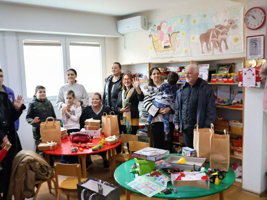 Novogodišnja atmosfera za Društvo roditelja djece sa posebnim potrebama