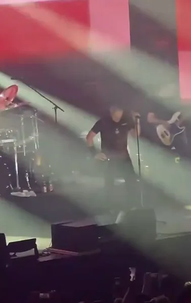 (VIDEO) Tompson ponovo na koncertu uzvikivao “Za dom”, publika odgovorila: “Spremni”