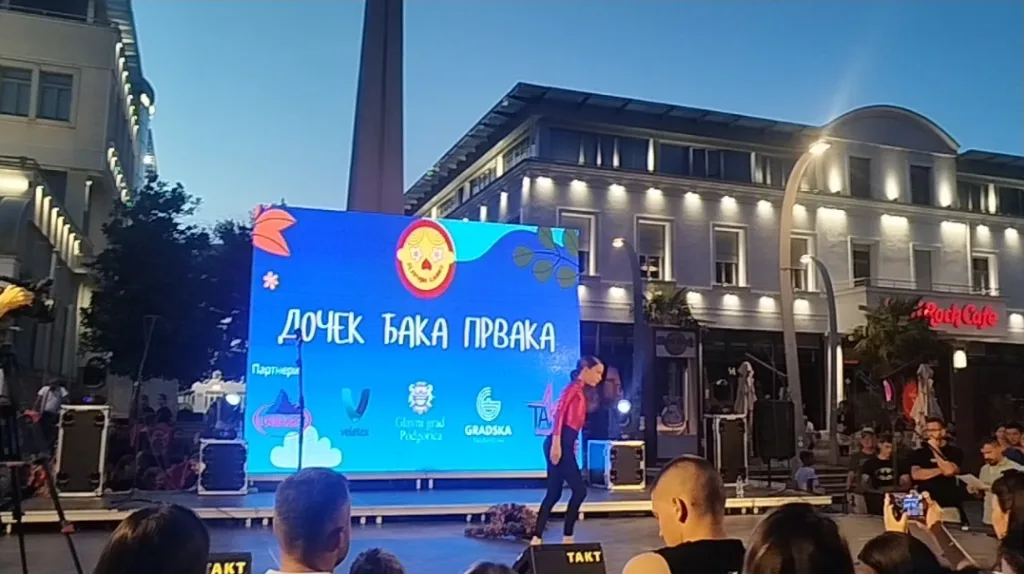 (FOTO/VIDEO) Na Trgu nezavisnosti svečani program povodom dočeka đaka prvaka; Mujović: Budite dobri ljudi i vrijedno učite