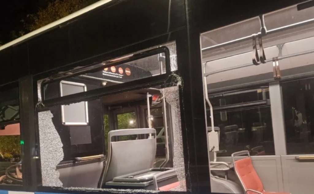 Kamenovan autobus gradskog prevoza, slomljeno staklo završilo po ženi i djetetu