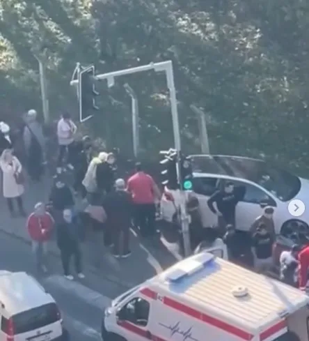 Automobil uletio u grupu ljudi na Banjici, ima povrijeđenih