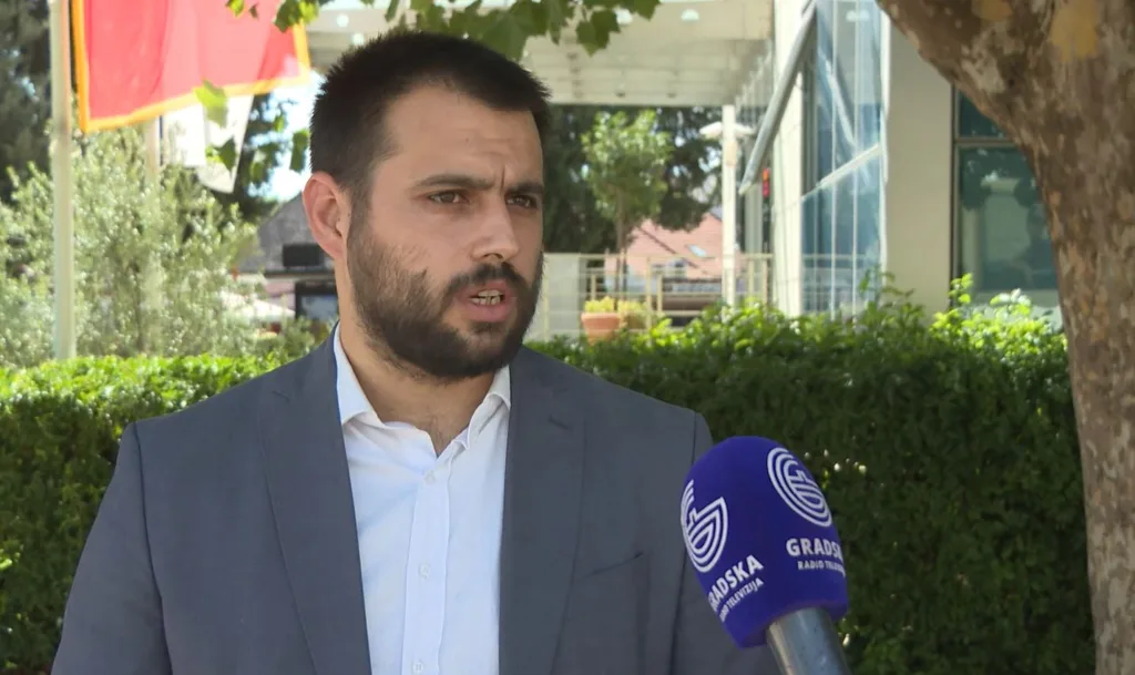(VIDEO) Vešović: U septembru dva konkursa za prvake i osnovce čije su porodice korisnici materijalnog obezbjeđenja