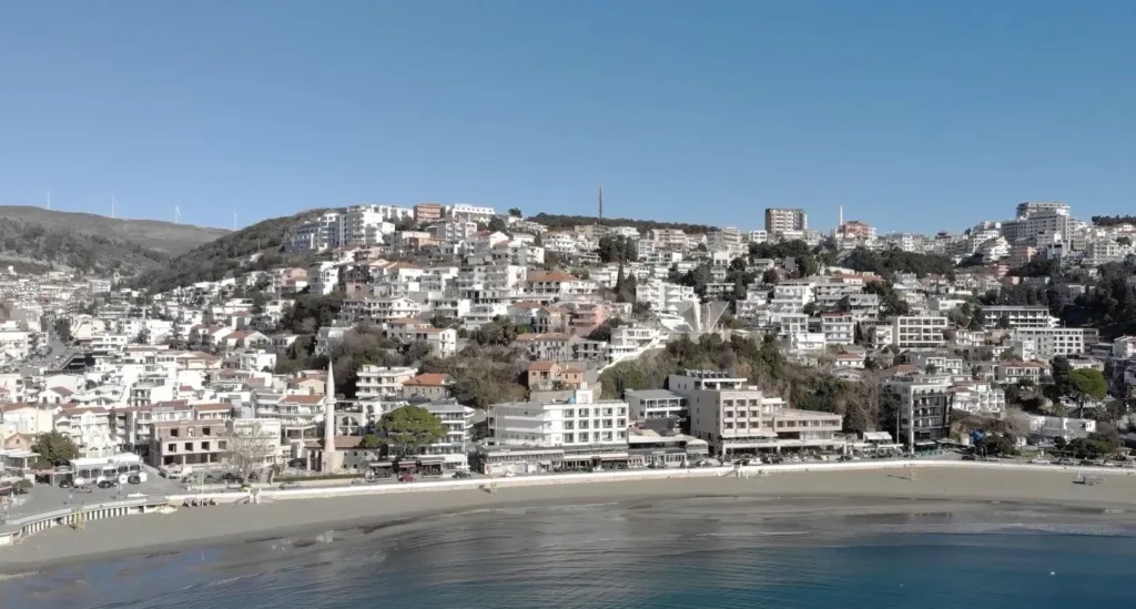 Nastavnik iz Ulcinja osumnjičen za seksualno uznemiravanje pušten da se brani sa slobode