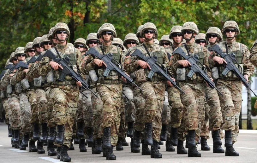 Vratiti obavezni vojni rok ili stimulisati vojnike da završe specijalističku obuku?