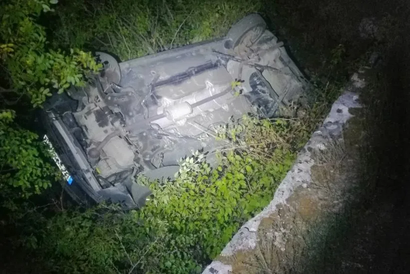 Automobil sletio sa puta i završio na krovu, nema povrijeđenih