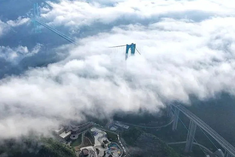 (VIDEO) U Kini otvoren najviši most na svijetu kojim su oborili više rekorda: Njegov vrh je u oblacima