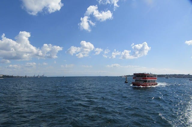 Vojska SAD gađala tri broda u istočnom Pacifiku navodeći da prevoze drogu, osam osoba ubijeno