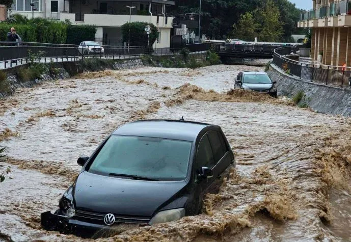 Voda zarobila vozila u Budvi, obilne padavine potopile naselja