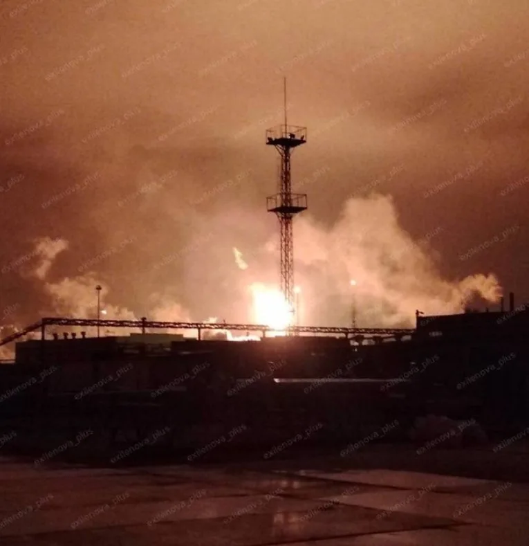 (VIDEO) Masovni napadi duboko u Rusiji, gori velika rafinerija Lukoila