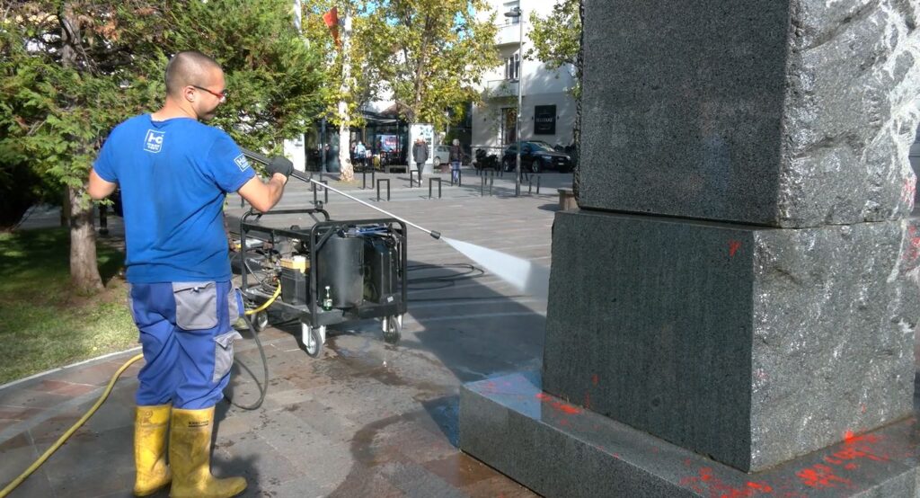 Na meti vandala sve češće zelene površine, parkovi, gradski mobilijar, fontane, spomenici – šteta za Glavni grad na desetine hiljada eura
