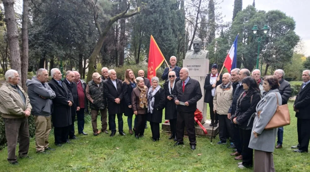 SOBNOR i OBNOR obilježili Dan Republike: Položili cvijeće na spomenik Ivana Milutinovića i Josipa Broza Tita