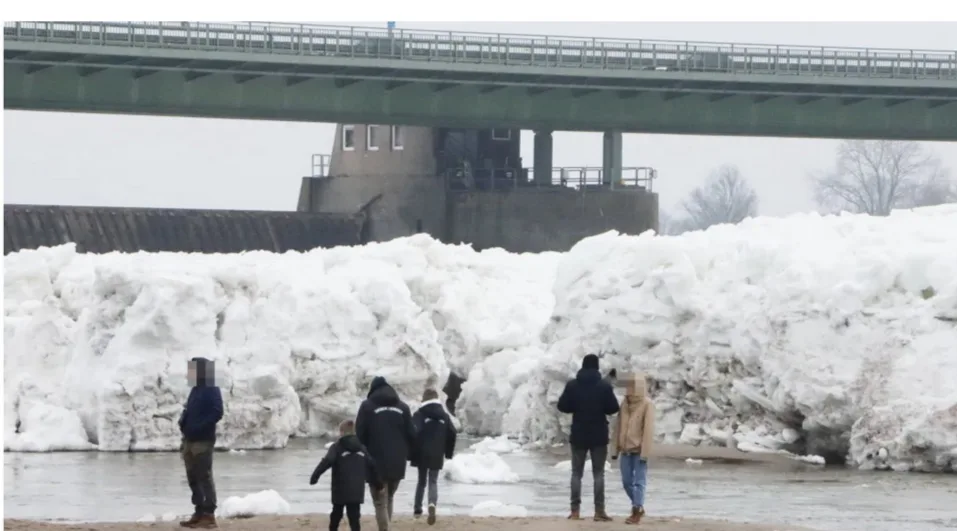 Germany: Ice floes up to 10 meters high have formed on the Elbe River