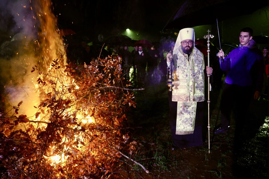 Vjernici CPC nalagali badnjake na Kruševcu