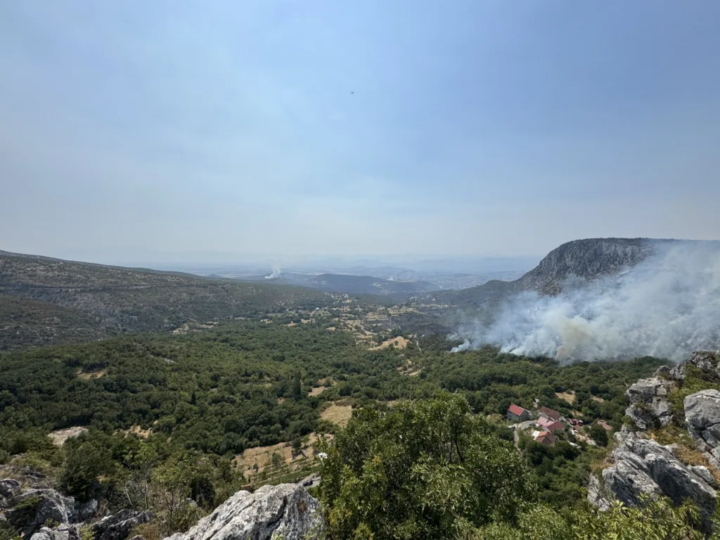 (VIDEO/FOTO) Bojanović: Situacija pod kontrolom, u Kučima vatra odbijena od kuća, u Piperima spašeno oko 10 objekata