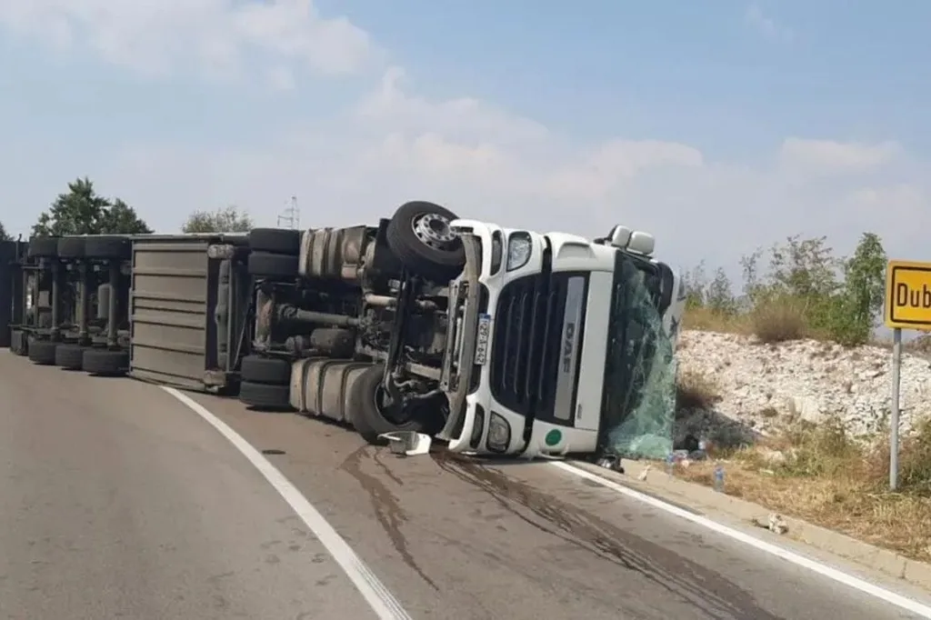 Prevrtanje kamiona na putu Cetinje – Njeguši: Jedna osoba lakše povrijeđena