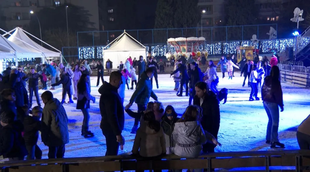(FOTO/VIDEO) Zimska zabava i rekreacija: Podgoričko klizalište privlači veliki broj posjetilaca