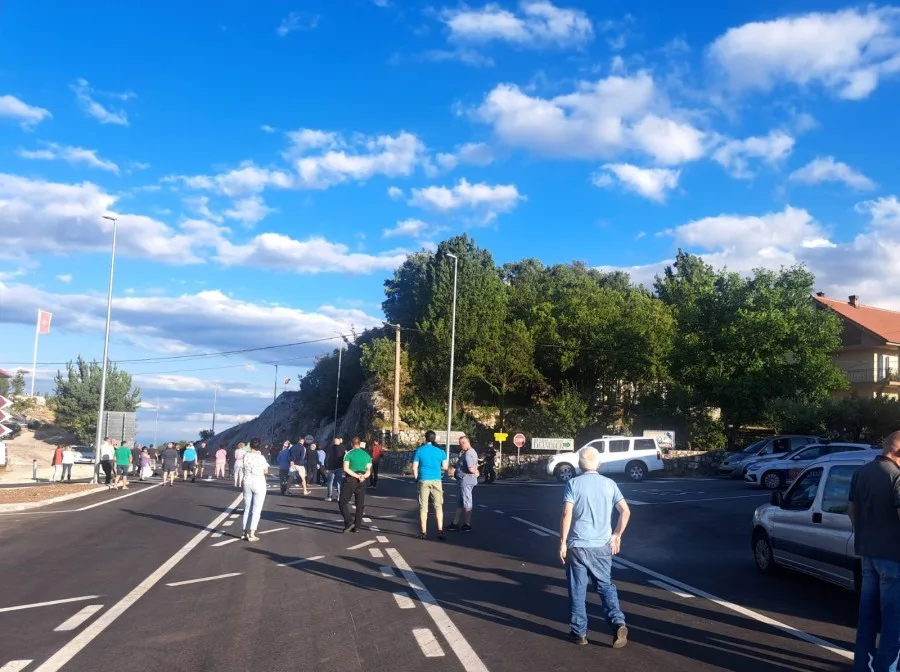 Od 5. februara ne odustaju: Građani Cetinja i dalje blokiraju put, traže odgovornost za masovna ubistva
