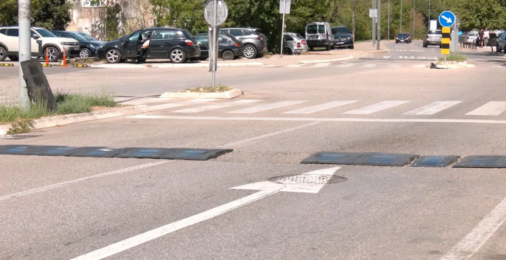 (VIDEO) U glavnom gradu biće postavljani samo betonski “ležeći policajci”, gumeni često na meti vandala