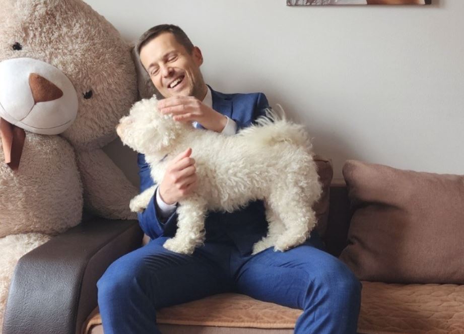 (VIDEO) Mujović posjetio porodicu: Za psa Meda praznici su došli ranije