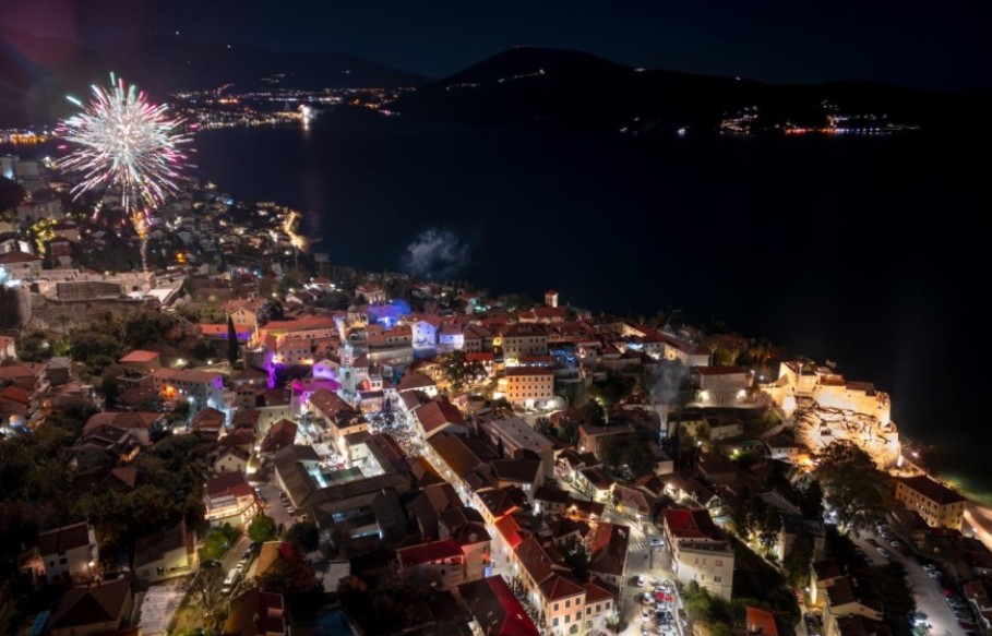 Novogodišnja noć u Herceg Novom: Pun trg, hitovi i vatromet za početak 2026.