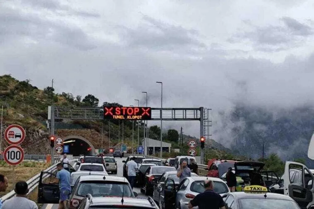 Zatvoren saobraćaj na auto-putu iz pravca Podgorice zbog zapaljenja vozila