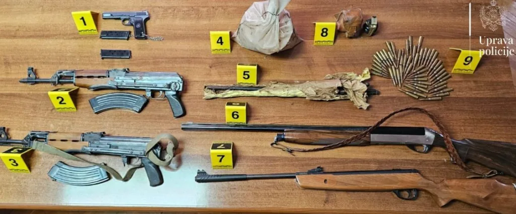 Pretresi na 13 lokacija na sjeveru: Oduzeto devet pušaka, pet pištolja, pet kilograma eksploziva, ručna bomba, municija, droga